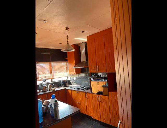 4 BEDROOM HOUSE FOR SALE IN SIGNAL HILL